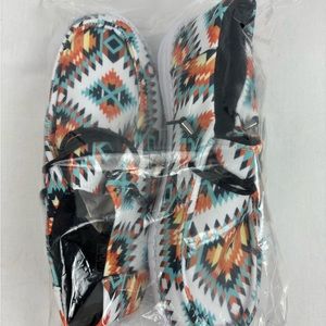 Aztec style women’s slip on shoes. Size 8/41 multicolor NWT